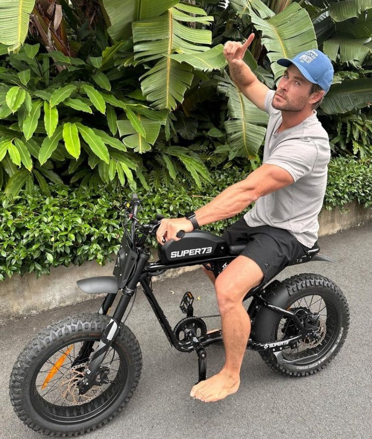 Chris Hemsworth, e-bike