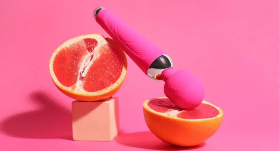 vibratore posato su due mezze arance come eufemismo dei sex toys usati nella masturbazione femminile