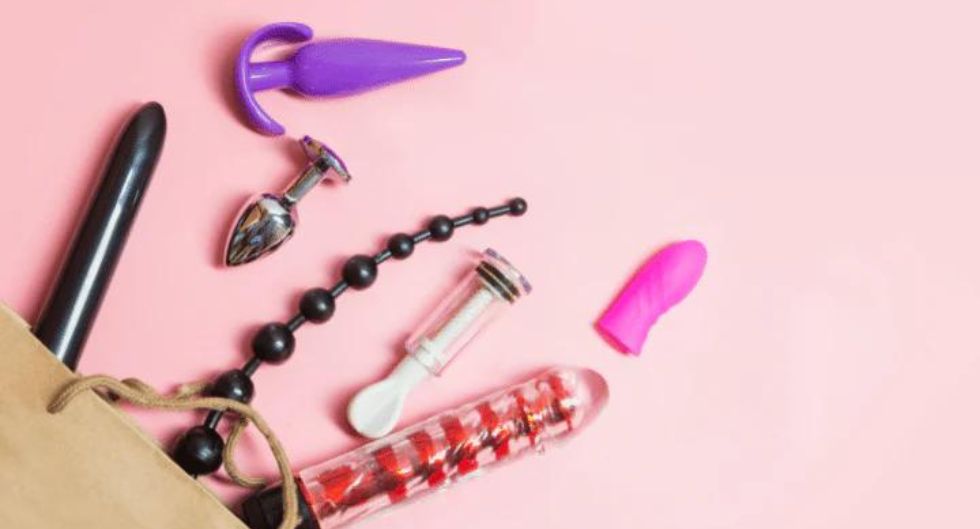 Sacchetto con diversi tipi di vibratore e sex toys ideali per la masturbazione con dildo e vibratori
