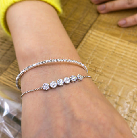 A reference of idea for Bracelet Basic Tennis layered with Bracelet Tennis Cubic