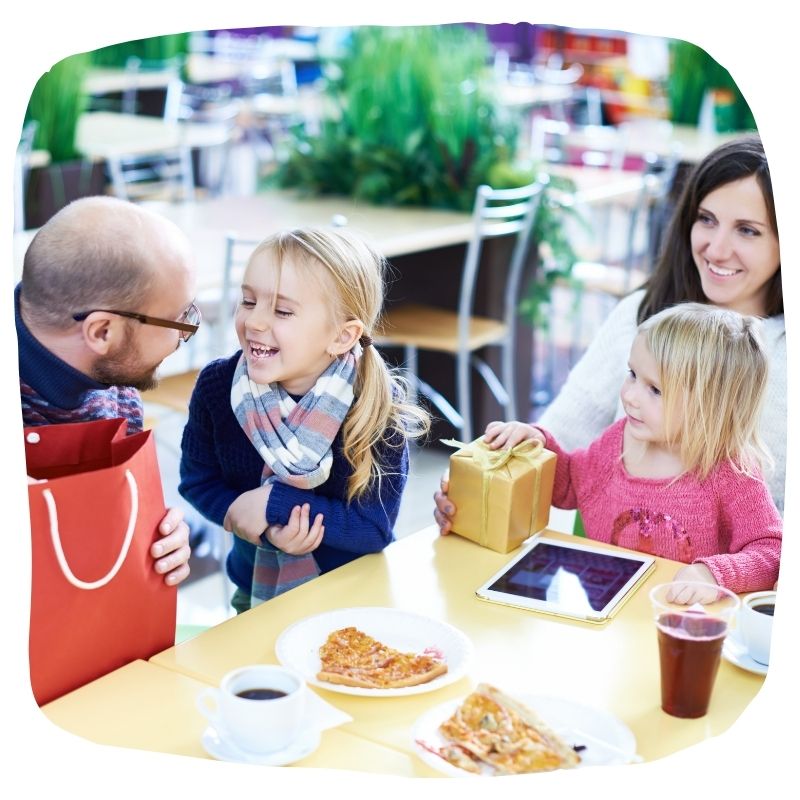 Maman et enfant cadeau à un papa