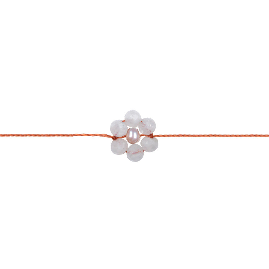 Bracelet fleur de naissance quartz blanc avril — Atelier Kumo
