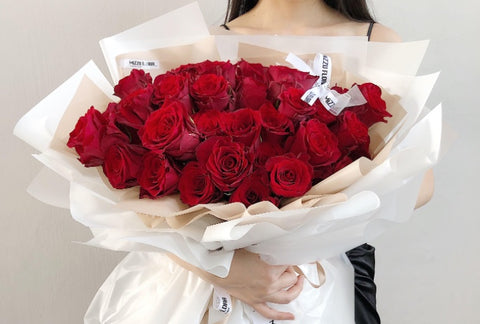 Woman holding a Bouquet of roses 