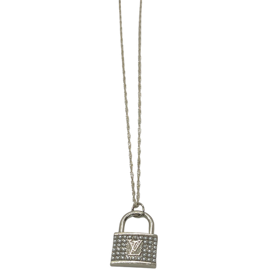 Louis Vuitton Silver LV Pendant Necklace Silvery Metal ref.303738 - Joli  Closet