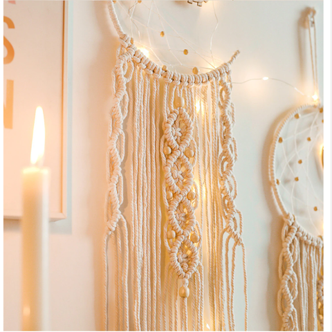 Macramé dromenvanger met lichtjes creëert een knusse boho look in je huis - Cara Camilla