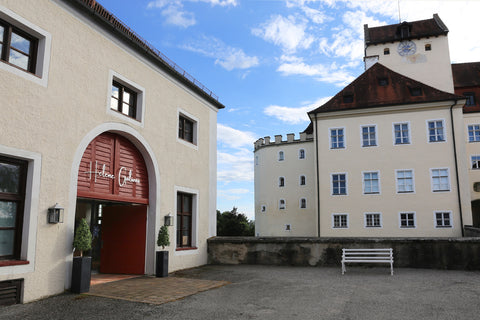 Schlosshof Schloss Seefeld Außenansicht der Flagship Boutique von Helene Galwas