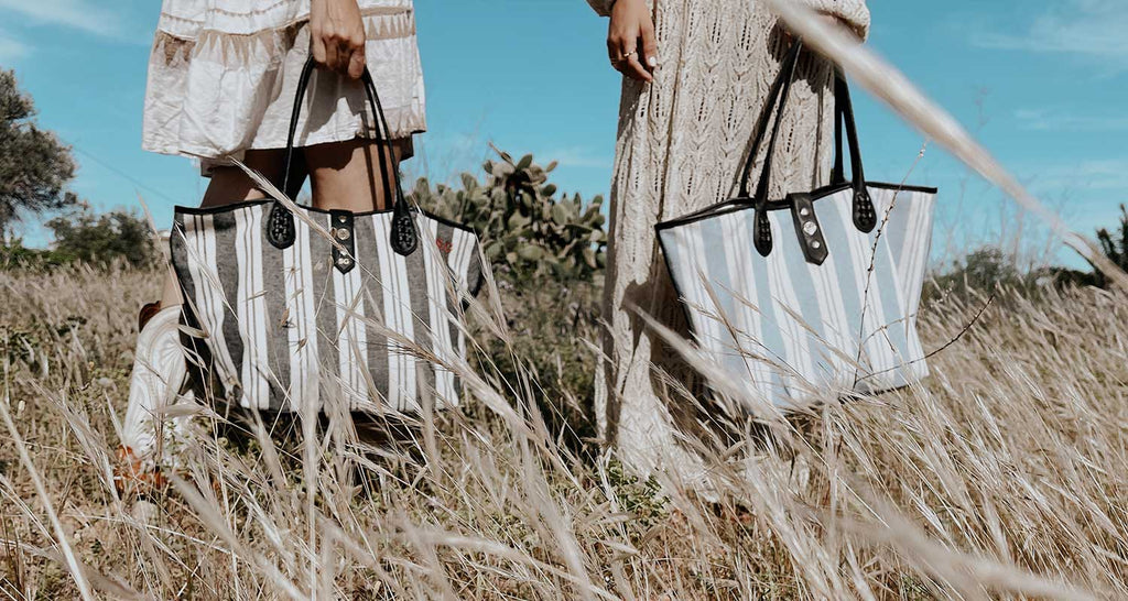 Chicas con bolsos personalizados con su nombre