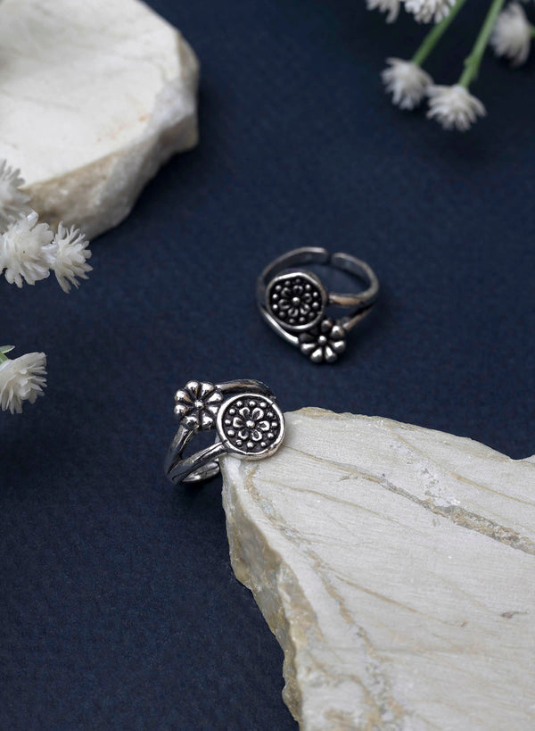 Silver Oxidised Black Stone Toe Rings – GIVA Jewellery