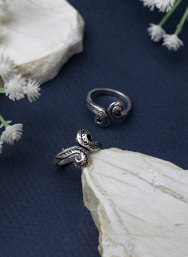 925 Sterling silver oxidised floral adjustable toe ring | Myth and Silver