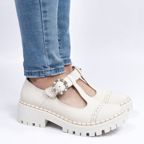 MOCASINES COLOR BEIGE TIPO MAFALDA CON BROCHE