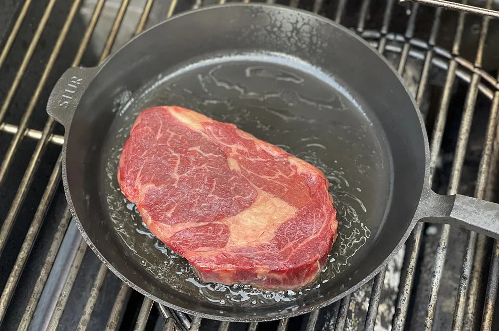 Steak in Gusseisenpfanne grillen