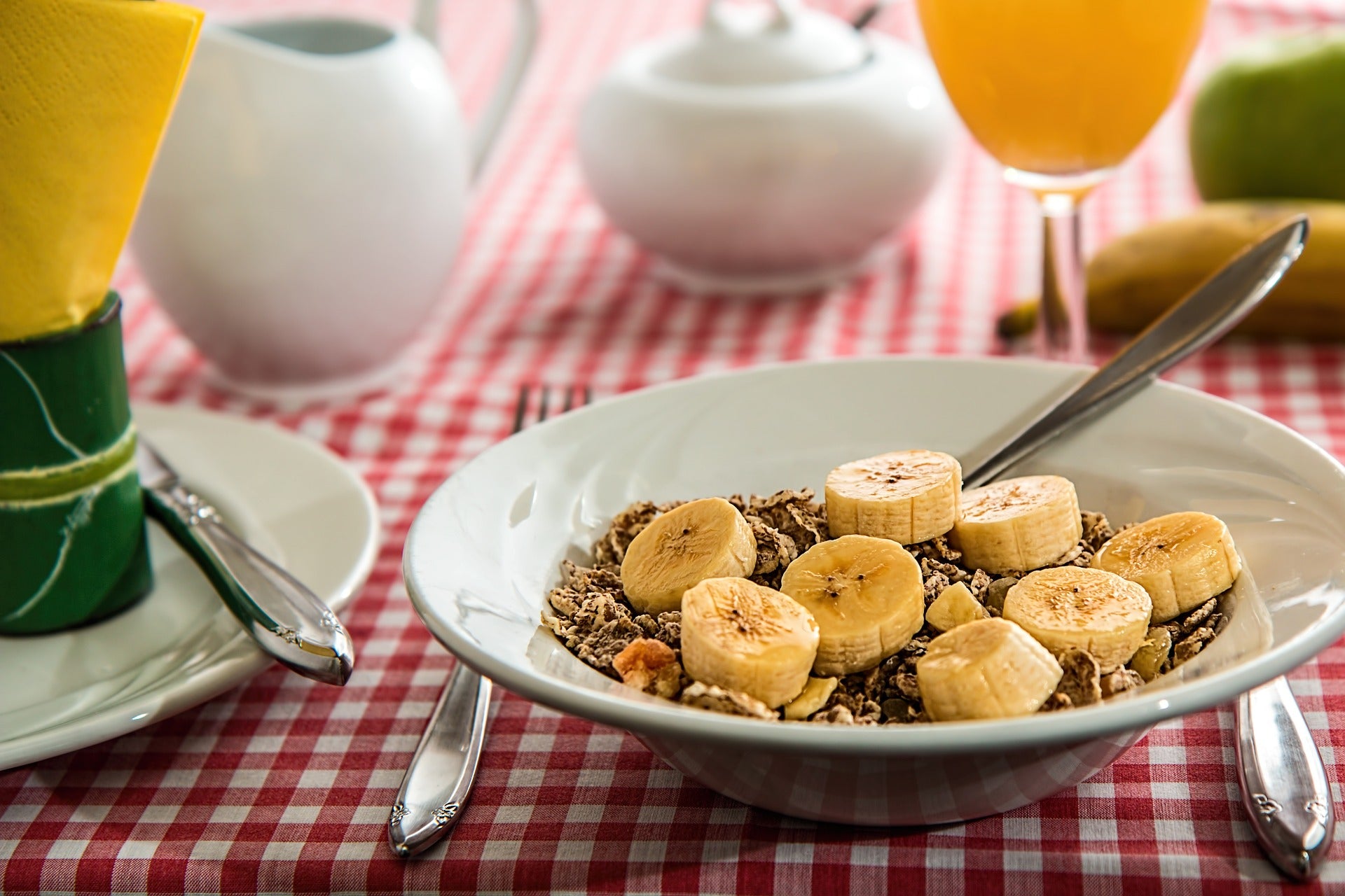 Bananas with granola. Bananas can be an excellent fruit for building muscle.