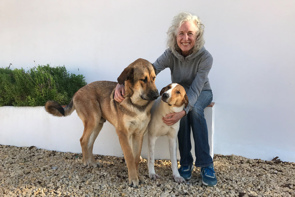 Santaverde Gründerin Sabine Beer mit den Hunden auf der Finca in Andalusien.