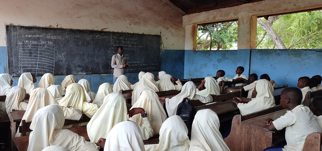 Umweltbildungsunterricht in Grundschule auf Sansibar. © Ozeankind® e. V.