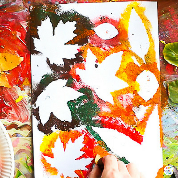 Une peinture de feuilles d'automne avec des couleurs appliquées aux bordures des feuilles mortes.