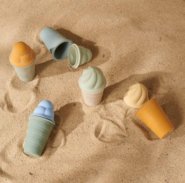 Crème glacée au cornet de sable Placée dans des seaux Liewood pour que les enfants puissent jouer à la plage.