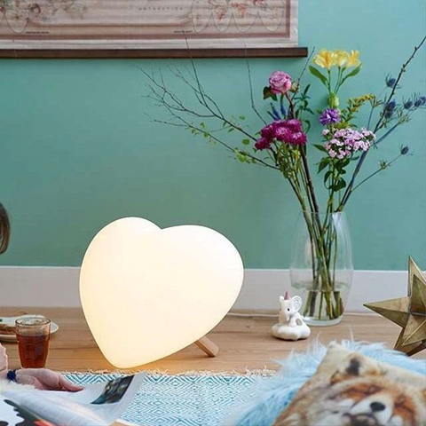 Lampe éclairante en forme de cœur pour chambre d'enfant.