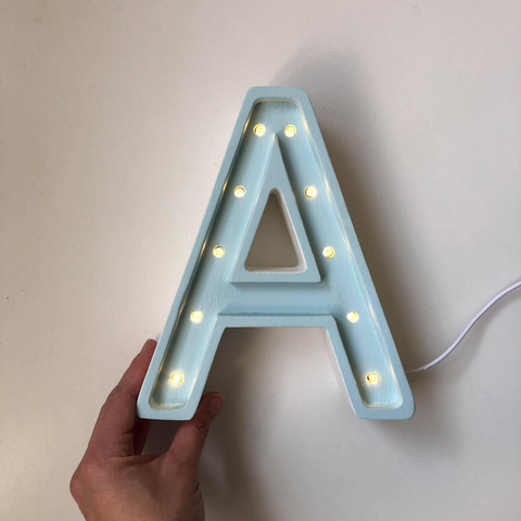 lampe avec lumières à intensité variable à l'intérieur de l'alphabet A pour chambre d'enfant.