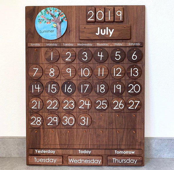 calendrier en bois avec les jours écrits en bas pour décorer la salle de jeux des enfants.