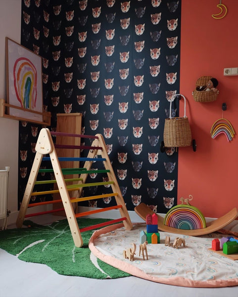 petits escaliers en bois de couleur arc-en-ciel à l'intérieur d'une salle de jeux pour enfants.