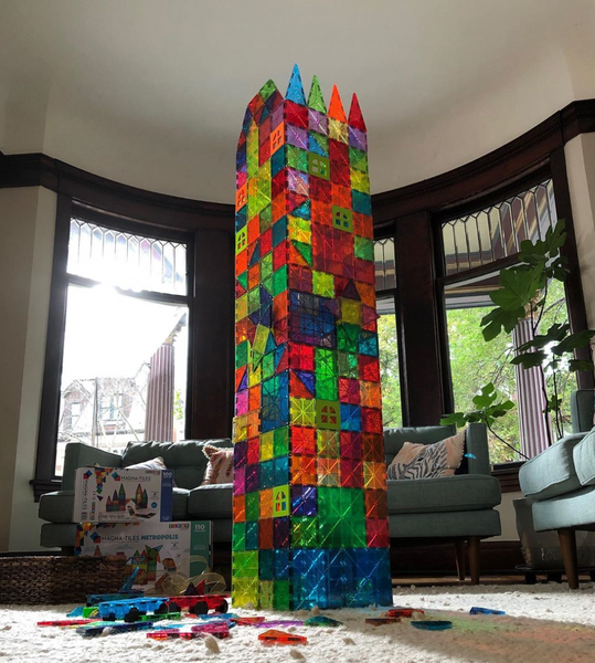 Un bâtiment réalisé avec des blocs magnétiques colorés pour les enfants.