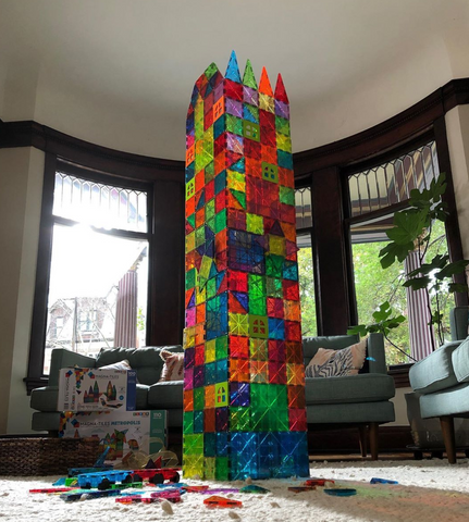 Une tour réalisée avec des blocs magnétiques aux couleurs de l'arc-en-ciel pour les enfants.