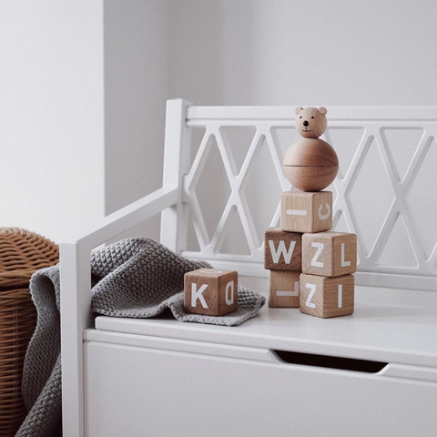 cubes en bois avec alphabets écrits pour les enfants.