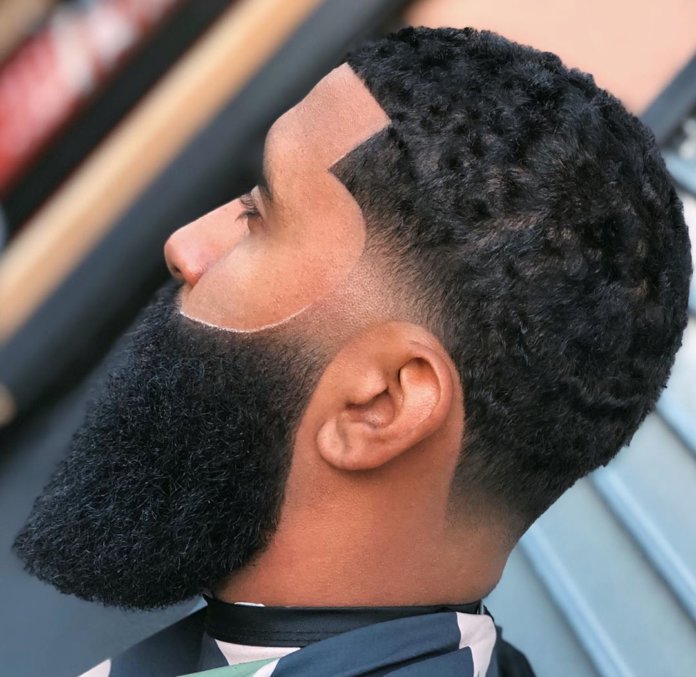 Corte à escovinha + Contornos + Degradê nas têmporas e pescoço + Barba cheia