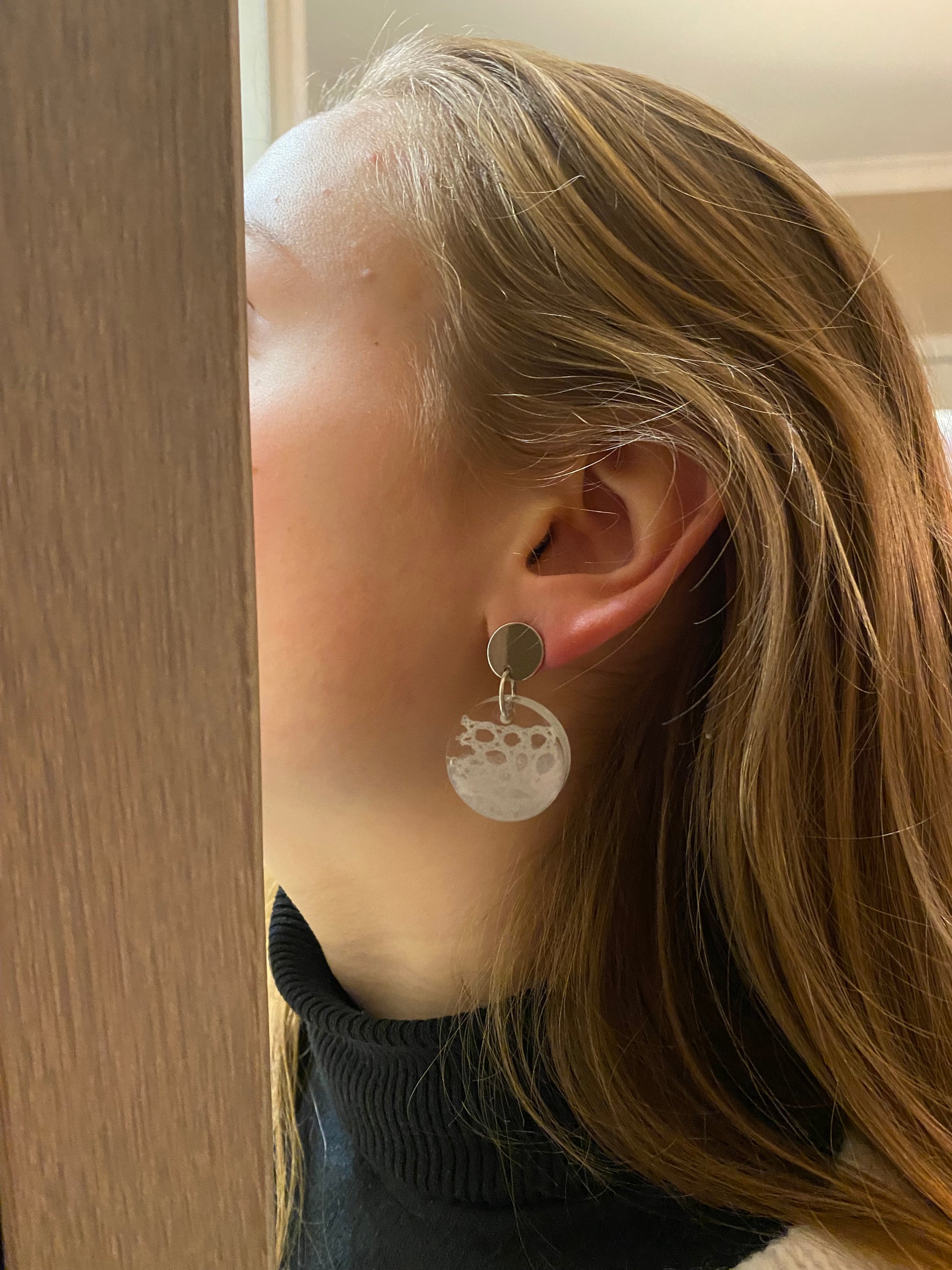 Gladys Productiecentrum Lui Zilveren oorbellen, ronde hanger met katoeninleg – Design My Aurore