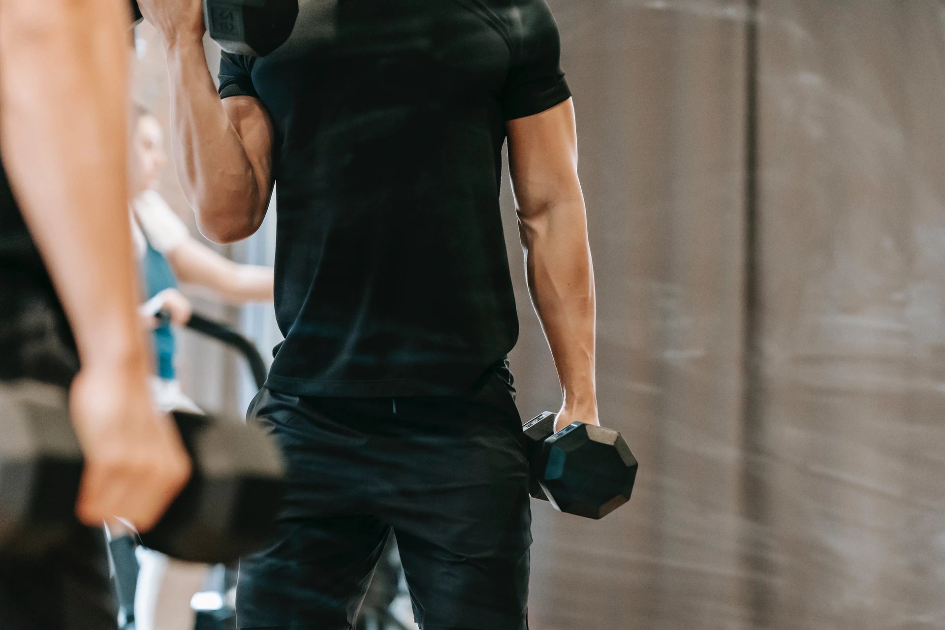 Guy doing dumbbell arm curls