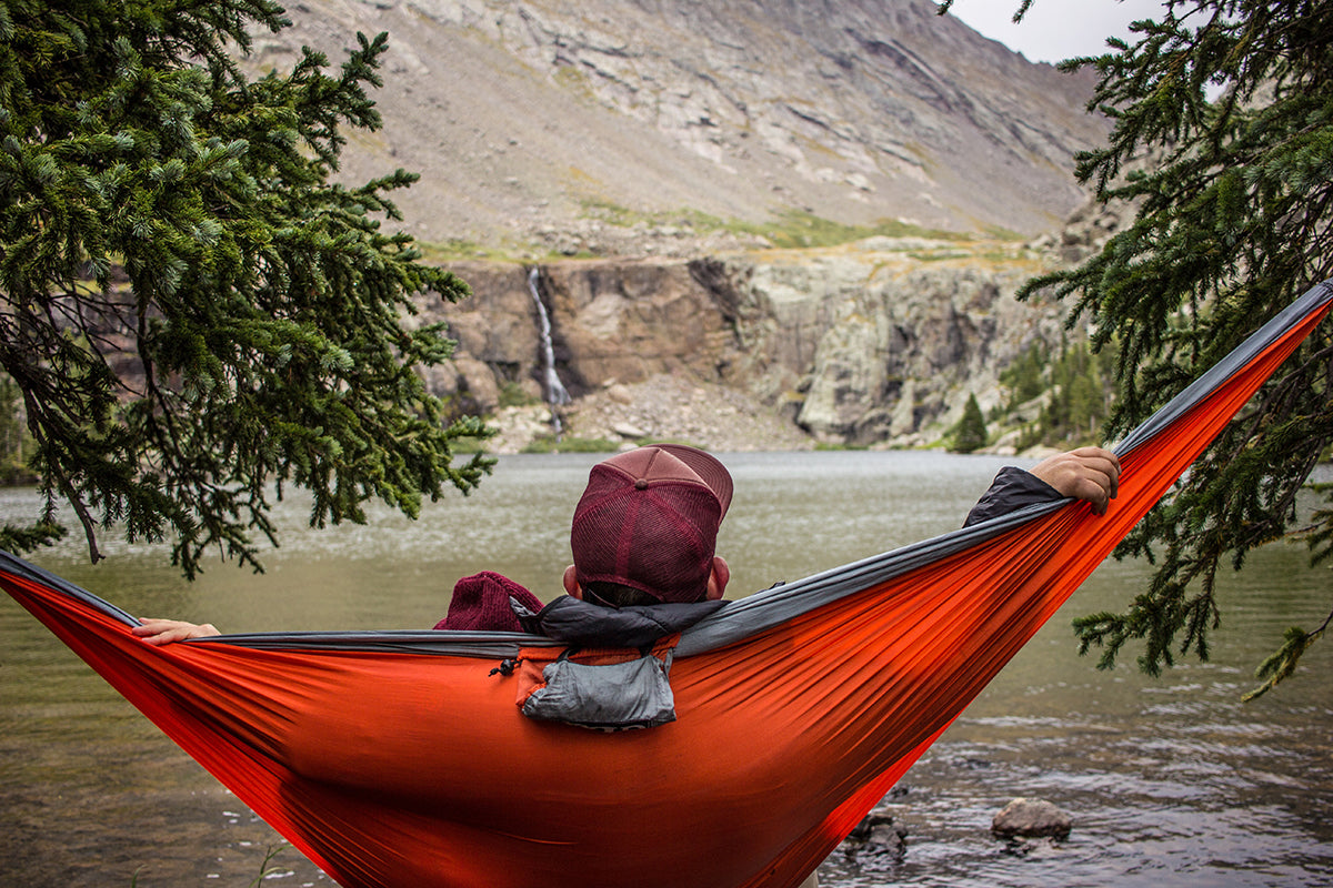 https://cdn.shopify.com/s/files/1/0537/1177/files/Hammock_Camping_Pros_Cons_How_to_Backpack_with_a_Hammock_Tarp_GGG_Garage_Grown_Gear_10.jpg?v=1685804481