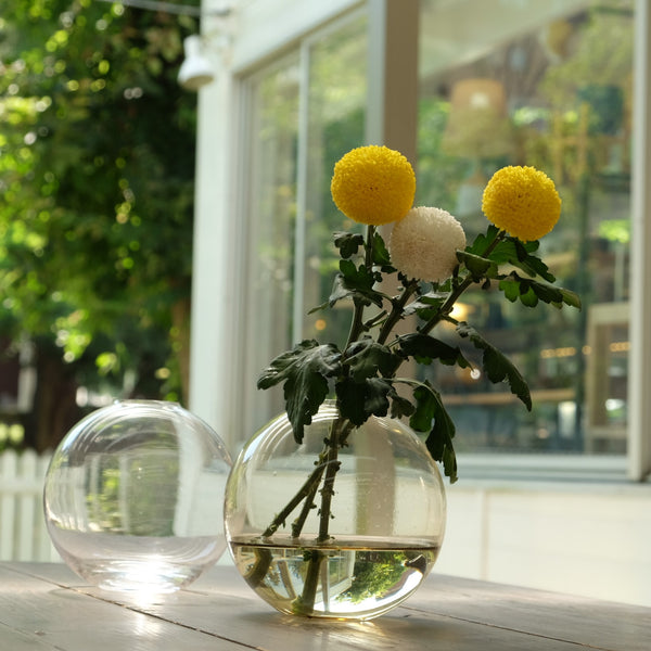 ユニーク な形状のガラス製 花瓶 花器 サンドアート ①です。