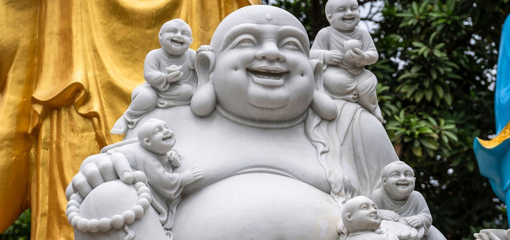 Le bouddha rieur traditionnel aux enfants, symbole de la fertilité