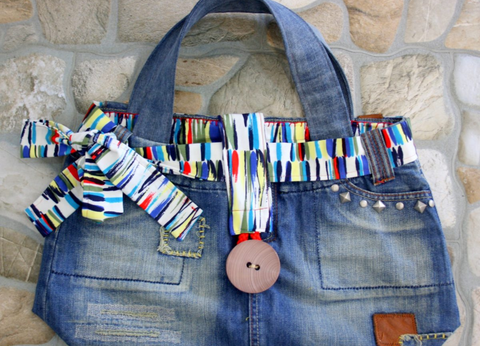 Borsa con passamanerie e bottoni ricavata da vecchi jeans
