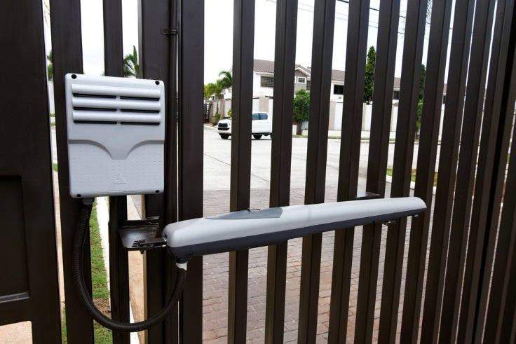 Steel gate with an automatic gate arm