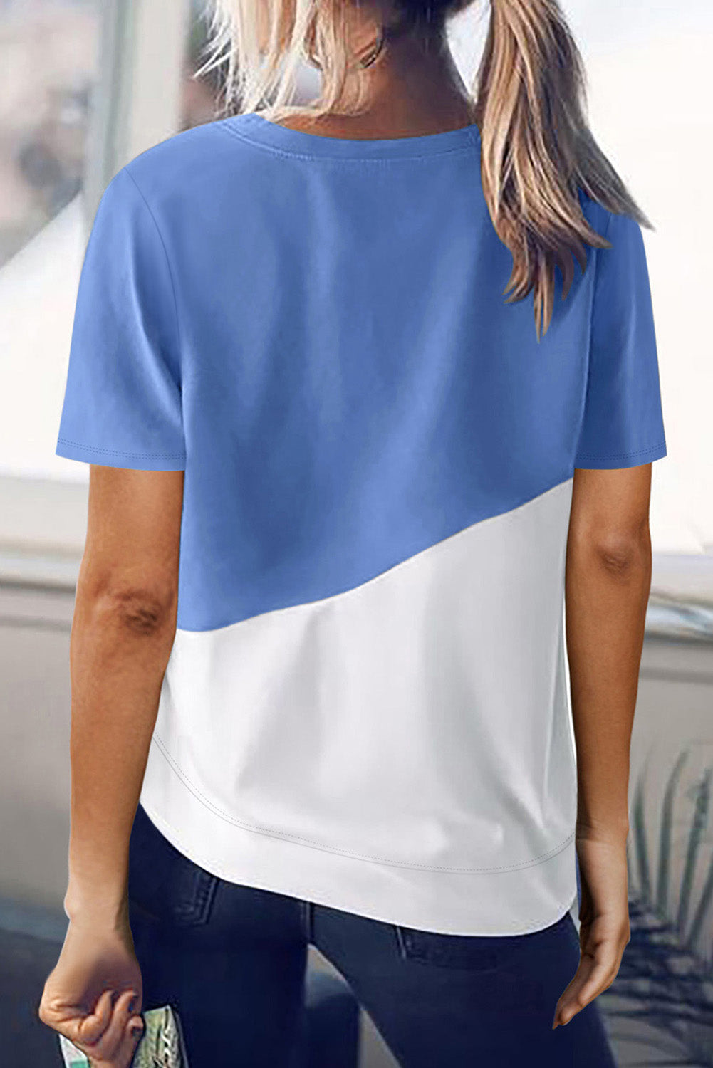 Tricou de culoare albastru ceresc cu gât echipat