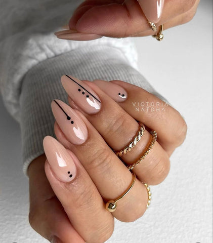 Minimalist Nails Black lines and Dots Nail Art on nude nails