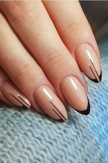 Minimalist Nails Black lines and diamonds nail art inspo