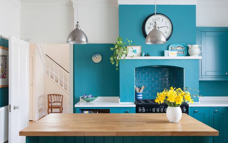 Turquoise kitchen wall -Image by Decoist