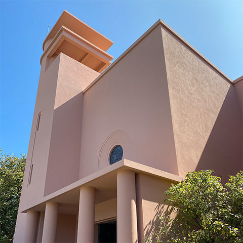 The pastel pink facade of the Serralves Villa's exterior architecture