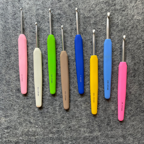 different sizes of crochet hooks as seen from above, ordered from smallest to largest