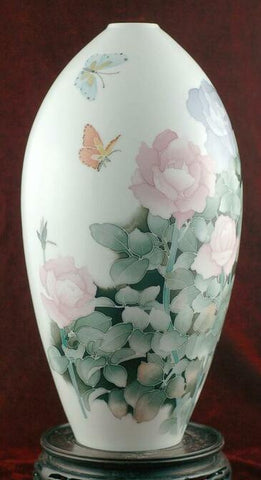 An example of youxiawucai on a porcelain vase.