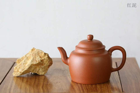 Hongni ore on the left beside a hongni teapot