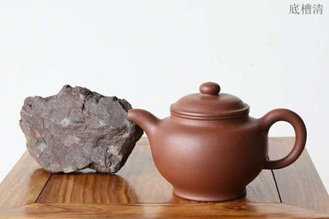 Dicaoqing ore on the left, dicaoqing teapot on the right