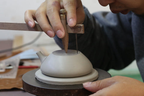 Making a benshan lüni shipiao Yixing Teapot by hand using a mold.