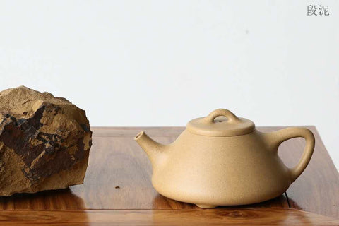 Duanni ore on the left and a duanni teapot on the right.