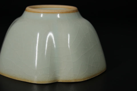 The jade-like glaze of ruyao.