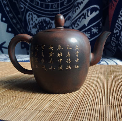 Nixing teapot with carving
