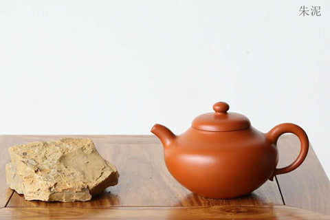 Zhuni ore on the left beside a zhuni teapot