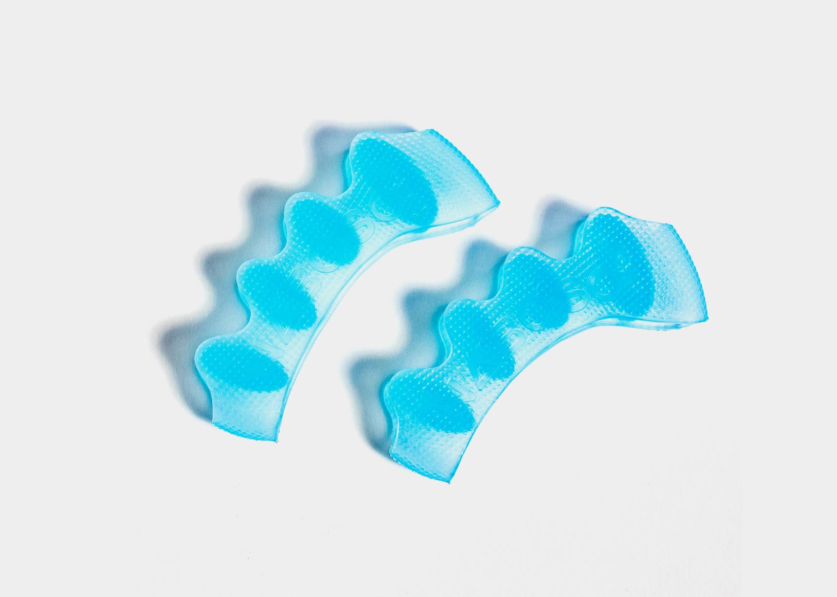 Two Naboso Splay toe separators in blue color.